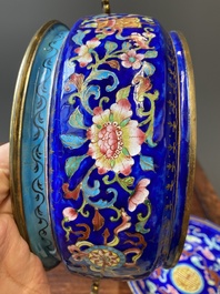 Een Chinese driedelige dekselterrine in Canton email met blauwe fondkleur, Qianlong