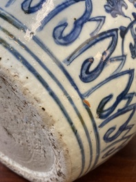 Een grote Chinese blauw-witte vaas met lotusslingers, Ming