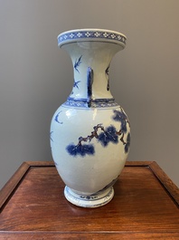 Vase en porcelaine de Chine en bleu, blanc et rouge de cuivre &agrave; d&eacute;cor de deux daims aupr&egrave;s d'un pin, Qianlong