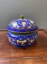 Een Chinese driedelige dekselterrine in Canton email met blauwe fondkleur, Qianlong