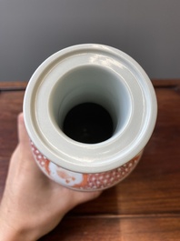 Vase de forme rouleau en porcelaine de Chine en rouge de fer, sign&eacute; Xi Yi 西逸, Kangxi