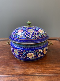 Een Chinese driedelige dekselterrine in Canton email met blauwe fondkleur, Qianlong