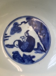 Bol en porcelaine de Chine en bleu et blanc &agrave; d&eacute;cor des 'huit immortels', marque et &eacute;poque de Jiajing