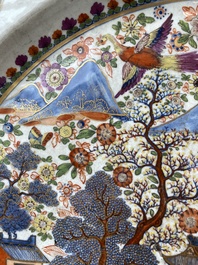 Een uitzonderlijk grote in Engeland overgedecoreerde Chinese blauw-witte schotel met mythische dieren, Qianlong