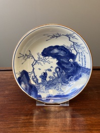 Rare coupe en porcelaine de Chine en bleu et blanc &agrave; d&eacute;cor d'une sc&egrave;ne du 'Xi Xiang Yi', &eacute;poque Transition