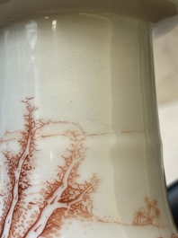 Vase de forme rouleau en porcelaine de Chine en rouge de fer, sign&eacute; Xi Yi 西逸, Kangxi