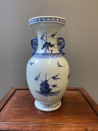 Een Chinese blauw-witte en koperrode vaas met twee herten bij een pijnboom, Qianlong