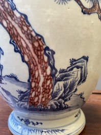 Vase en porcelaine de Chine en bleu, blanc et rouge de cuivre &agrave; d&eacute;cor de deux daims aupr&egrave;s d'un pin, Qianlong