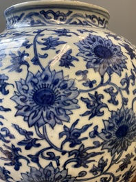 Een grote Chinese blauw-witte vaas met lotusslingers, Ming
