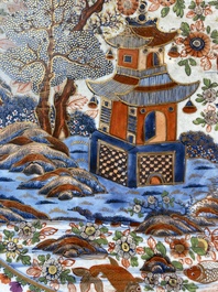 Een uitzonderlijk grote in Engeland overgedecoreerde Chinese blauw-witte schotel met mythische dieren, Qianlong