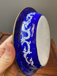 Een Chinese driedelige dekselterrine in Canton email met blauwe fondkleur, Qianlong