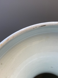 Een Chinese blauw-witte en koperrode vaas met twee herten bij een pijnboom, Qianlong