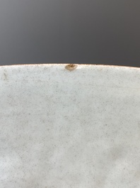 Een uitzonderlijk grote in Engeland overgedecoreerde Chinese blauw-witte schotel met mythische dieren, Qianlong