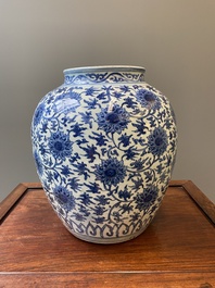 Een grote Chinese blauw-witte vaas met lotusslingers, Ming