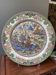 Een uitzonderlijk grote in Engeland overgedecoreerde Chinese blauw-witte schotel met mythische dieren, Qianlong