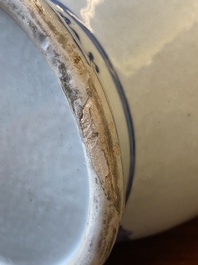 Een Chinese blauw-witte en koperrode vaas met twee herten bij een pijnboom, Qianlong