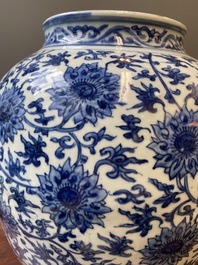 Een grote Chinese blauw-witte vaas met lotusslingers, Ming