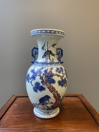 Vase en porcelaine de Chine en bleu, blanc et rouge de cuivre &agrave; d&eacute;cor de deux daims aupr&egrave;s d'un pin, Qianlong