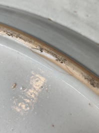 Een uitzonderlijk grote in Engeland overgedecoreerde Chinese blauw-witte schotel met mythische dieren, Qianlong