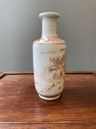 Vase de forme rouleau en porcelaine de Chine en rouge de fer, sign&eacute; Xi Yi 西逸, Kangxi
