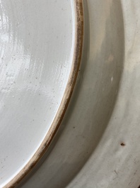 Een uitzonderlijk grote in Engeland overgedecoreerde Chinese blauw-witte schotel met mythische dieren, Qianlong