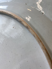 Een uitzonderlijk grote in Engeland overgedecoreerde Chinese blauw-witte schotel met mythische dieren, Qianlong