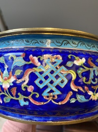 Een Chinese driedelige dekselterrine in Canton email met blauwe fondkleur, Qianlong