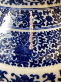 Vase de forme 'hu' en porcelaine de Chine en bleu et blanc &agrave; d&eacute;cor de rinceaux de lotus, marque de Qianlong, 19&egrave;me