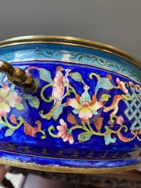 Terrine &agrave; chauffer en &eacute;maux de Canton &agrave; fond bleu, Chine, Qianlong