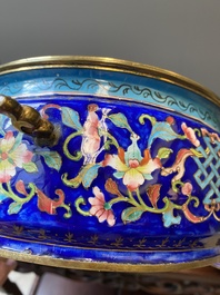 Een Chinese driedelige dekselterrine in Canton email met blauwe fondkleur, Qianlong