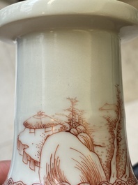 Vase de forme rouleau en porcelaine de Chine en rouge de fer, sign&eacute; Xi Yi 西逸, Kangxi