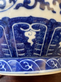 Vase de forme 'hu' en porcelaine de Chine en bleu et blanc &agrave; d&eacute;cor de rinceaux de lotus, marque de Qianlong, 19&egrave;me