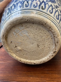 Een grote Chinese blauw-witte vaas met lotusslingers, Ming