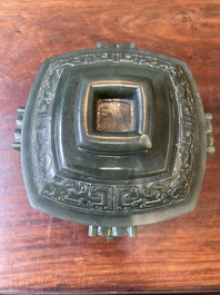 A Chinese spinach jade ritual food vessel and cover, 'Fu 簠', 18/19th C.