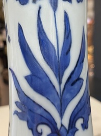 Een Chinese blauw-witte flesvormige vaas, Transitie periode