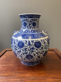 Vase de forme 'hu' en porcelaine de Chine en bleu et blanc &agrave; d&eacute;cor de rinceaux de lotus, marque de Qianlong, 19&egrave;me