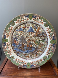 Een uitzonderlijk grote in Engeland overgedecoreerde Chinese blauw-witte schotel met mythische dieren, Qianlong