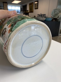 Vase de forme rouleau en porcelaine de Chine famille verte &agrave; d&eacute;cor de femmes autour d'une table de lettr&eacute;, Kangxi