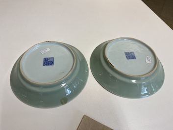 Een paar Chinese monochrome celadon borden, Qianlong merk en periode