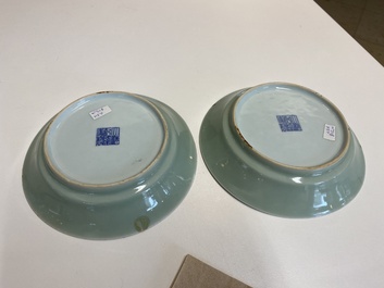 Paire d'assiettes en porcelaine de Chine en c&eacute;ladon monochrome, marque et &eacute;poque de Qianlong