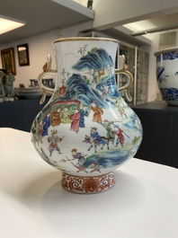 Beau vase de forme 'hu' en porcelaine de Chine famille rose aux anses en forme de ruyi, 19&egrave;me