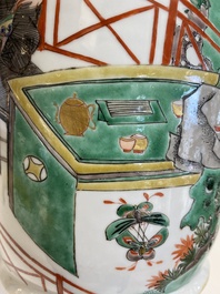 Vase de forme rouleau en porcelaine de Chine famille verte &agrave; d&eacute;cor de femmes autour d'une table de lettr&eacute;, Kangxi