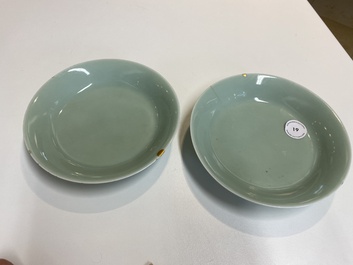 Een paar Chinese monochrome celadon borden, Qianlong merk en periode