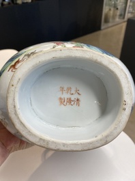 Beau vase de forme 'hu' en porcelaine de Chine famille rose aux anses en forme de ruyi, 19&egrave;me