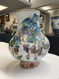 Beau vase de forme 'hu' en porcelaine de Chine famille rose aux anses en forme de ruyi, 19&egrave;me