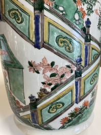 Vase de forme rouleau en porcelaine de Chine famille verte &agrave; d&eacute;cor de femmes autour d'une table de lettr&eacute;, Kangxi