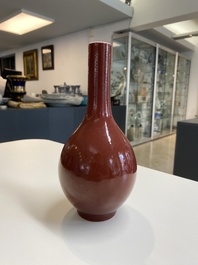 Vase de forme bouteille en porcelaine de Chine monochrome &agrave; &eacute;mail rouge rubis fonc&eacute;, marque et &eacute;poque de Qianlong