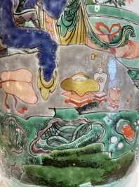 Vase de forme rouleau en porcelaine de Chine famille verte &agrave; d&eacute;cor de femmes autour d'une table de lettr&eacute;, Kangxi