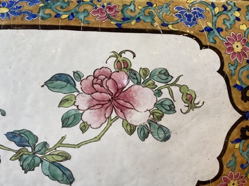 Een grote rechthoekige Chinese plaquette met fraai floraal decor op goudgele fondkleur, Yongzheng