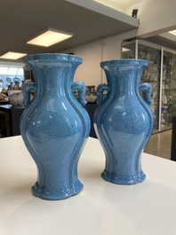 Paire de vases en porcelaine de Chine &agrave; &eacute;mail &oelig;uf de rouge-gorge, 18/19&egrave;me